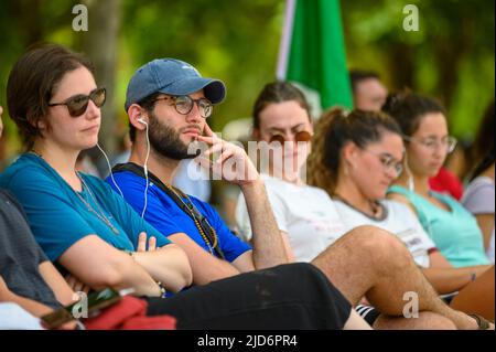 Les jeunes écoutent une catéchèse pendant Mladifest 2021 – le festival de la jeunesse – à Medjugorje. Banque D'Images