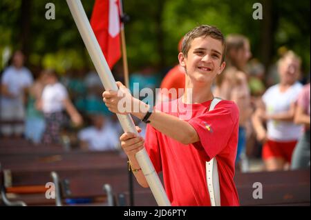 Un garçon tenant et portant un drapeau pendant Mladifest 2021 – le festival de la jeunesse – à Medjugorje. Banque D'Images