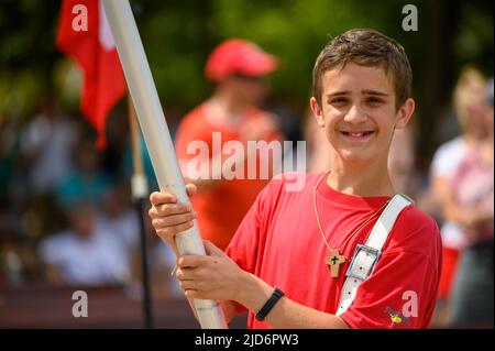 Un garçon tenant et portant un drapeau pendant Mladifest 2021 – le festival de la jeunesse – à Medjugorje. Banque D'Images