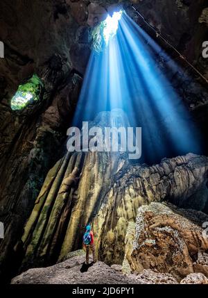 Skylight dans la grande grotte de Niah, Sarawak, Malaisie Banque D'Images