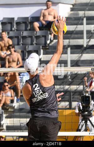 Renato/Vitor Felipe (BRA) contre Shalk/Brunner lors des demi-finales des championnats du monde de volley-ball de plage le 18th juin 2022 au Foro Italico à Rome, Italie. Banque D'Images