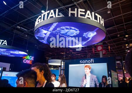Paris, France, salon Viva Technology, visiteurs de la « société Sanofi Pharmaceuticals » Start UPS, salon Digital Health « Digital Health » signe Viva Tech Banque D'Images