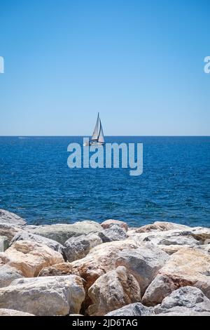 Voile de la mer Ligurienne au large de la côte de Camogli, Italie avec un espace négatif pour la copie. Banque D'Images