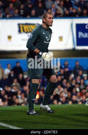 PORTSMOUTH V SPIRES 18-10-04 PAUL ROBINSON PIC MIKE WALKER, 2005 Banque D'Images