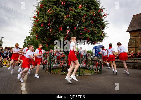 Appleton Thorn, Cheshire. 18 juin 2022 - Bawming the Thorn dans le village d'Appleton Thorn, Cheshire, Angleterre, Royaume-Uni. Une célébration et une reconstitution du retour d'Adam de Dutton des Croisades avec l'école primaire locale exécutant une danse autour de l'arbre de Thorn. Cet événement annuel n'a pas été réalisé depuis la pandémie de COVID 19 a frappé le monde crédit: John Hopkins/Alamy Live News Banque D'Images