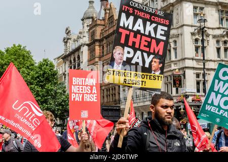 Londres, Royaume-Uni, 18th juin 2022. Des milliers de membres syndicaux marchent sur la manifestation We Demand, mieux organisée par la TUC. Banque D'Images