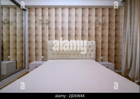 Chambre luxueuse et moderne beige, vue sur l'avant Banque D'Images