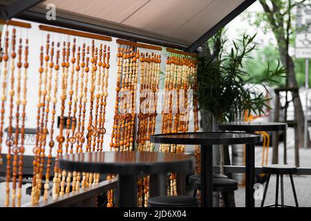 restaurant avec mur en bois et style bali Banque D'Images