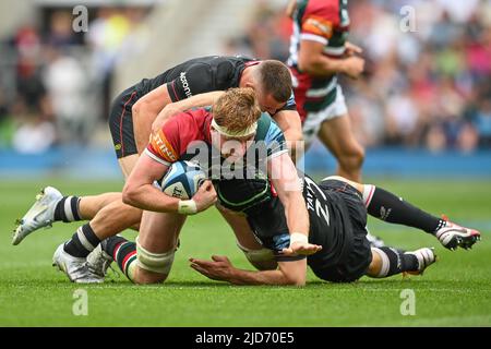 Ollie Chessum #4 de Leicester Tigers est attaqué par Duncan Taylor #22 et Ben Earl #7 de Saracens in, le 6/18/2022. (Photo de Craig Thomas/News Images/Sipa USA) crédit: SIPA USA/Alay Live News Banque D'Images