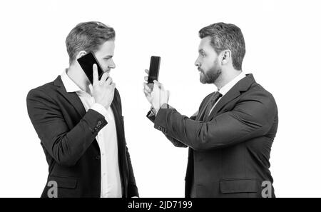 désaccord de négociation de l'homme parlant sur smartphone et homme d'affaires montrant le téléphone, arguent. Banque D'Images