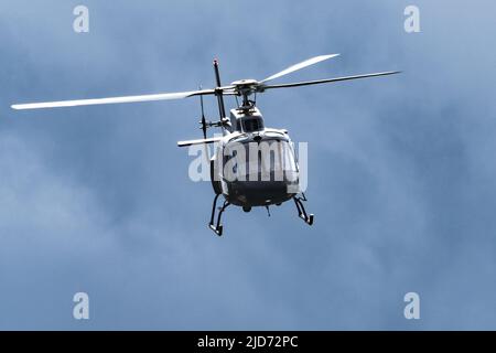 ***Vidéo disponible*** Mission: Impossible 7 scène d'accident de train de locomotive à Stoney Middleton, Derbyshire. La réplique du train à vapeur du British Railway Britannia est chassés de la falaise pour la scène finale de l'accident dans le dernier film à succès de Tom Cruise. La locomotive vole dans les airs dans un style spectaculaire avant de s'écraser dans la carrière ci-dessous. La scène a été filmée par deux hélicoptères et de nombreuses caméras à distance. Tom Cruise est arrivé juste avant la scène de l'accident final dans son hélicoptère personnel, il a voyagé autour du film avant d'atterrir dans les champs près de la voie ferrée au-dessus de la carrière. Le TR de vapeur Banque D'Images