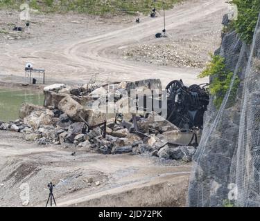 ***Vidéo disponible*** Mission: Impossible 7 scène d'accident de train de locomotive à Stoney Middleton, Derbyshire. La réplique du train à vapeur du British Railway Britannia est chassés de la falaise pour la scène finale de l'accident dans le dernier film à succès de Tom Cruise. La locomotive vole dans les airs dans un style spectaculaire avant de s'écraser dans la carrière ci-dessous. La scène a été filmée par deux hélicoptères et de nombreuses caméras à distance. Tom Cruise est arrivé juste avant la scène de l'accident final dans son hélicoptère personnel, il a voyagé autour du film avant d'atterrir dans les champs près de la voie ferrée au-dessus de la carrière. Le TR de vapeur Banque D'Images