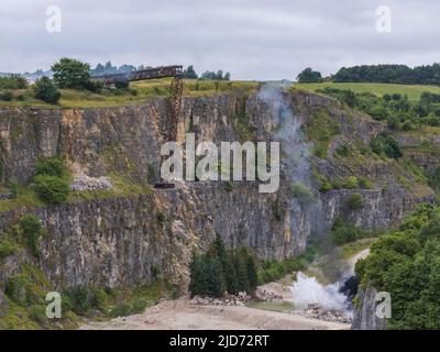 ***Vidéo disponible*** Mission: Impossible 7 scène d'accident de train de locomotive à Stoney Middleton, Derbyshire. La réplique du train à vapeur du British Railway Britannia est chassés de la falaise pour la scène finale de l'accident dans le dernier film à succès de Tom Cruise. La locomotive vole dans les airs dans un style spectaculaire avant de s'écraser dans la carrière ci-dessous. La scène a été filmée par deux hélicoptères et de nombreuses caméras à distance. Tom Cruise est arrivé juste avant la scène de l'accident final dans son hélicoptère personnel, il a voyagé autour du film avant d'atterrir dans les champs près de la voie ferrée au-dessus de la carrière. Le TR de vapeur Banque D'Images