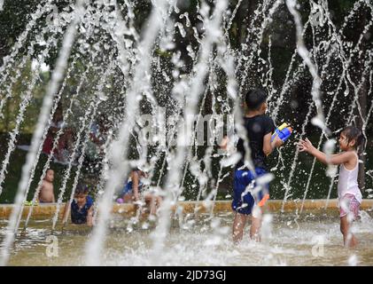 Madrid, Espagne. 18th juin 2022. Les enfants jouent dans une fontaine dans un parc lors d'une vague de chaleur à Madrid, en Espagne, sur 18 juin 2022. Credit: Gustavo Valiente/Xinhua/Alamy Live News Banque D'Images