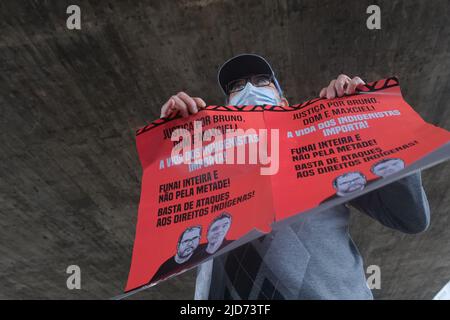 Sao Paulo, Brésil. 18 juin 2022 : en brandissant des bannières et chantant des chansons traditionnelles, des centaines de peuples autochtones protestent contre la mort des peuples indigènes Dom Phillips et Bruno sur l'Avenida Paulsita, São Paulo - Brésil. (Credit image: © Dario Oliveira/ZUMA Press Wire) Credit: ZUMA Press, Inc./Alamy Live News Banque D'Images