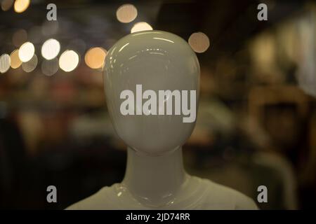 Tête sans visage. Mannequin en magasin. Tête humaine en plastique. Banque D'Images