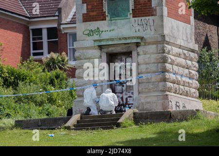 Brighton, East Sussex, Royaume-Uni. 18th juin 2022. Un porte-parole de la police de Sussex a déclaré : « les services d'urgence ont été appelés après la découverte d'une femme inconsciente à Queen's Park, West Drive, Brighton, à 9,49pm heures vendredi (17 juin). « Elle a été tristement déclarée morte sur les lieux et les enquêtes sont en cours. Sa mort est traitée comme inexpliquée en ce moment. « Toute personne ayant des informations sur l'incident est invitée à signaler en ligne ou à appeler le 101 en citant l'opération Ranworth. » Credit: @Dmoluk/Alamy Live News Banque D'Images