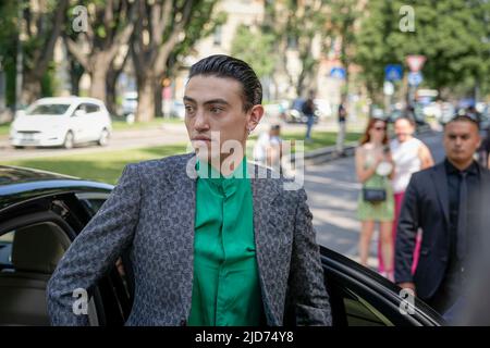 Milan, Italie. 18th juin 2022. Milan, Milan Fashion week, printemps 2023 pour hommes. Milan, mode pour hommes, printemps été 2023. Emporio Armani Fashion Show arrive en photo: Michele Bravi crédit: Agence de photo indépendante/Alamy Live News Banque D'Images