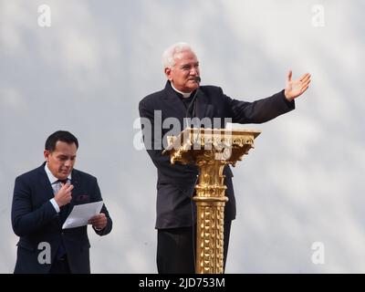 L'archevêque Nicola Girasoli, Nonce apostolique du Pérou, présente à la presse le Popemobile, un Chevrolet traverse V6 3,6L 281HP modifié qui sera utilisé au Pérou lors de la prochaine visite du Pape François Ier. Banque D'Images