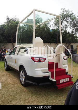 Le Popemobile, un traverse V6 3,6L 281HP de Chevrolet modifié, qui sera utilisé au Pérou lors de la prochaine visite du pape François I, est présenté à la presse. Banque D'Images