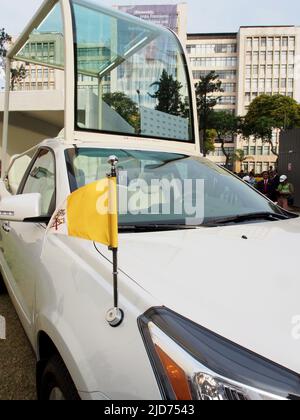 Le Popemobile, un traverse V6 3,6L 281HP de Chevrolet modifié, qui sera utilisé au Pérou lors de la prochaine visite du pape François I, est présenté à la presse. Banque D'Images