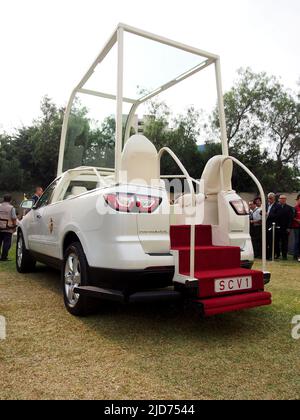 Le Popemobile, un traverse V6 3,6L 281HP de Chevrolet modifié, qui sera utilisé au Pérou lors de la prochaine visite du pape François I, est présenté à la presse. Banque D'Images