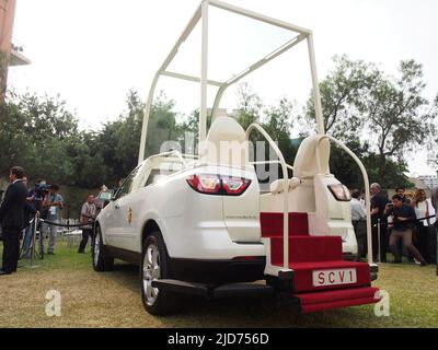 Le Popemobile, un traverse V6 3,6L 281HP de Chevrolet modifié, qui sera utilisé au Pérou lors de la prochaine visite du pape François I, est présenté à la presse. Banque D'Images