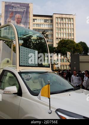 Le Popemobile, un traverse V6 3,6L 281HP de Chevrolet modifié, qui sera utilisé au Pérou lors de la prochaine visite du pape François I, est présenté à la presse. Banque D'Images