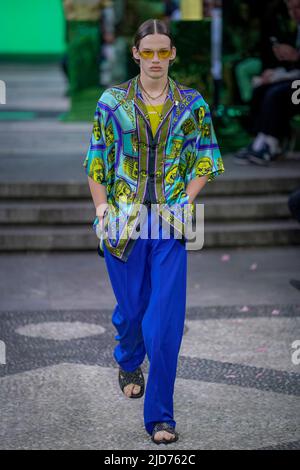 Milan, Moncalieri, Italie. 18th juin 2022. Modèles sur la passerelle, spectacle DE mode VERSACE lors de la semaine de mode de Milan pour hommes Printemps été 2023. (Credit image: © Riccardo Giordano/ZUMA Press Wire) Banque D'Images