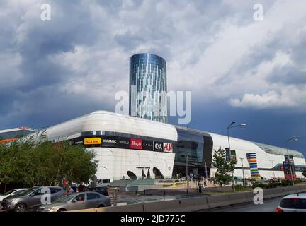 Bucarest, Roumanie - 17 juin 2022 : vue sur le centre commercial Promenada dans le quartier de Pipera. Banque D'Images