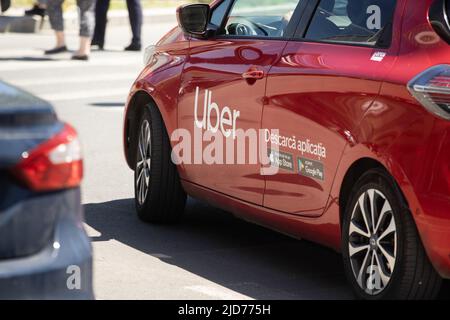 Bucarest, Roumanie - 20 mai 2022 : une voiture portant le logo Uber est vue dans la circulation dans une rue de Bucarest. Banque D'Images