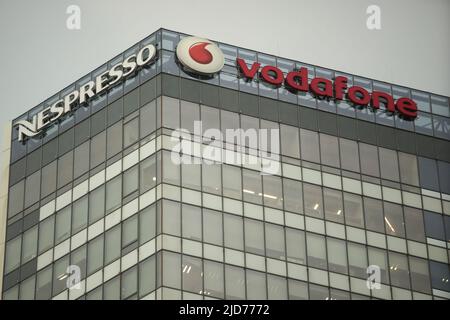 Bucarest, Roumanie - 17 juin 2022: Logo de Nespresso, café Suisse Nestlé Group et Vodafone, société britannique de télécommunications, sont vus sur un Banque D'Images
