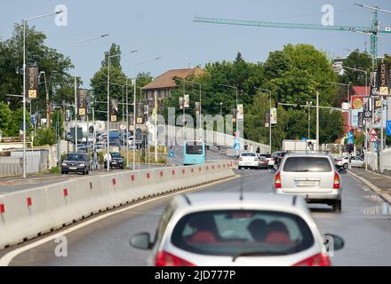 Bucarest, Roumanie - 17 juin 2022 : circulation automobile sur la route Fabrica de Glucoza dans le quartier de Pipera. Banque D'Images