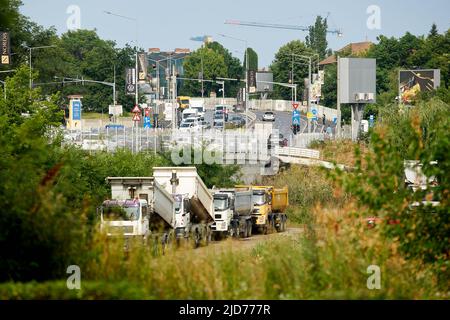 Bucarest, Roumanie - 17 juin 2022 : circulation automobile sur la route Fabrica de Glucoza dans le quartier de Pipera. Banque D'Images