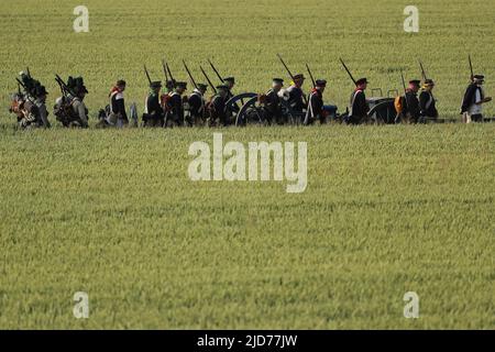 Waterloo, Belgique. 18th juin 2022. Les réacteurs participent à la reconstitution de la bataille de Waterloo de 1815 à Waterloo, en Belgique, au 18 juin 2022. Environ 2 000 ré-acteurs, plus de 100 chevaux ainsi que plus de 20 canons ont participé à la reconstitution, montrant le clash de 18 juin 1815 entre Napoléon et Wellington. L'événement a marqué le 207th anniversaire de la bataille de Waterloo. Credit: Zheng Huansong/Xinhua/Alay Live News Banque D'Images