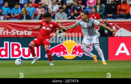 Harrison, NJ, États-Unis. 18th juin 2022. Le milieu de terrain des Red Bulls de New York, Omir Fernandez (21), et le défenseur du FC de Toronto, Carlos Salcedo (3), se battent pour le ballon lors d'un match MLS entre le FC de Toronto et les Red Bulls de New York, à Red Bull Arena de Harrison, NJ. New York a battu Toronto 2-0. Mike Langish/Cal Sport Media. Crédit : csm/Alay Live News Banque D'Images
