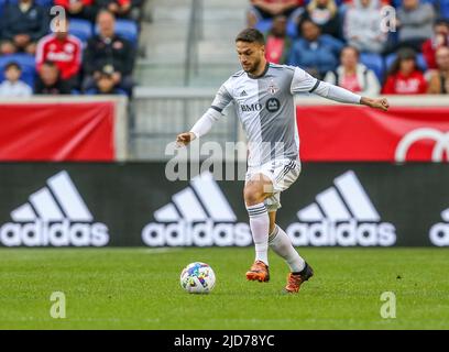 Harrison, NJ, États-Unis. 18th juin 2022. Le FC de Toronto avance JesÃºs Jiménez (9) lors d'un match de MLS entre le FC de Toronto et les Red Bulls de New York au Red Bull Arena de Harrison, le NJ. New York a battu Toronto 2-0. Mike Langish/Cal Sport Media. Crédit : csm/Alay Live News Banque D'Images