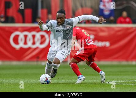 Harrison, NJ, États-Unis. 18th juin 2022. Le forward du FC de Toronto Ayo Akinola (20) gagne possession lors d'un match de la MLS entre le FC de Toronto et les Red Bulls de New York à la Red Bull Arena de Harrison, le NJ. New York a battu Toronto 2-0. Mike Langish/Cal Sport Media. Crédit : csm/Alay Live News Banque D'Images