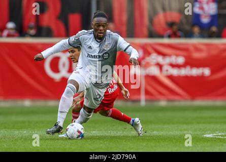 Harrison, NJ, États-Unis. 18th juin 2022. Le forward du FC de Toronto Ayo Akinola (20) gagne possession lors d'un match de la MLS entre le FC de Toronto et les Red Bulls de New York à la Red Bull Arena de Harrison, le NJ. New York a battu Toronto 2-0. Mike Langish/Cal Sport Media. Crédit : csm/Alay Live News Banque D'Images