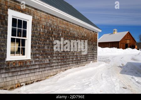 Une grange et un stockage en bois ont traversé de nombreux hivers rigoureux dans le New Hampshire Banque D'Images