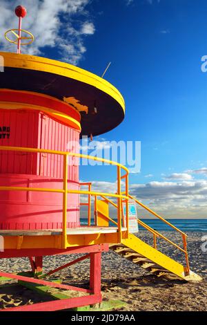 Une station de secouriste originale et colorée est prête sur South Beach, Miami Beach, Floride Banque D'Images