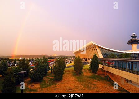 Un arc-en-ciel se forme après une tempête qui s'efface autour de l'aéroport international de Dulles près de Washington DC Banque D'Images