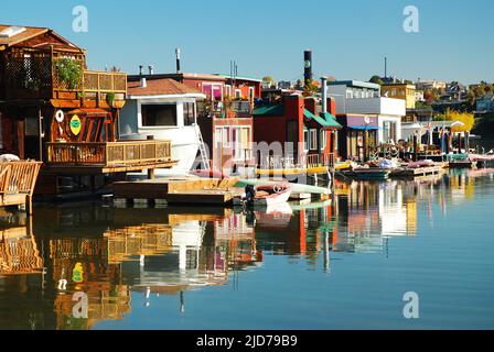 Les bateaux à moteur de Sausalito, en Californie, près de San Francisco, ont été un point de repère dans la ville du nord de la Californie pendant des décennies Banque D'Images