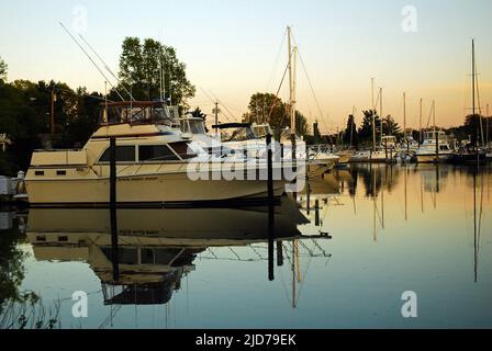 Crépuscule sur un yacht club à Westport, CT Banque D'Images