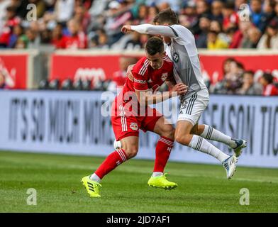 Harrison, NJ, États-Unis. 18th juin 2022. Le défenseur du FC de Toronto Carlos Salcedo (3) et le défenseur des Red Bulls de New York Dylan Nealis (12) se sont affrontés lors d'un match de MLS entre le FC de Toronto et les Red Bulls de New York à la Red Bull Arena de Harrison, le NJ. New York a battu Toronto 2-0. Mike Langish/Cal Sport Media. Crédit : csm/Alay Live News Banque D'Images