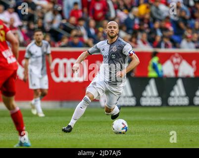 Harrison, NJ, États-Unis. 18th juin 2022. Michael Bradley, milieu de terrain du FC de Toronto (4) lors d'un match de MLS entre le FC de Toronto et les Red Bulls de New York au Red Bull Arena de Harrison, NJ. New York a battu Toronto 2-0. Mike Langish/Cal Sport Media. Crédit : csm/Alay Live News Banque D'Images