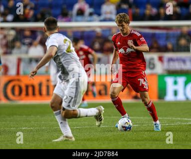 Harrison, NJ, États-Unis. 18th juin 2022. New York Red Bulls avance Tom Barlow (74) lors d'un match de MLS entre le Toronto FC et les Red Bulls de New York au Red Bull Arena de Harrison, le NJ. New York défait Toronto 2-0. Mike Langish/Cal Sport Media. Crédit : csm/Alay Live News Banque D'Images