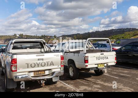 2013 Silver Toyota Hills Ute (à gauche) et 1999 White Toyota Hilux garés sur une plage de Sydney en Nouvelle-Galles du Sud, en Australie Banque D'Images