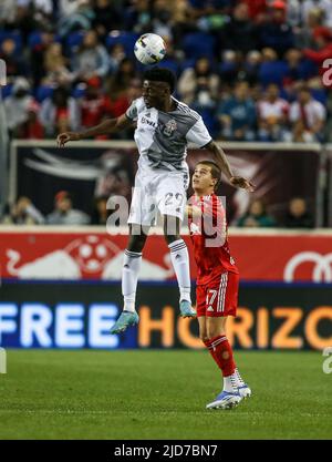 Harrison, NJ, États-Unis. 18th juin 2022. Deandre Kerr (29) dirige le ballon lors d'un match de la MLS entre le Toronto FC et les Red Bulls de New York au Red Bull Arena de Harrison, NJ. New York défait Toronto 2-0. Mike Langish/Cal Sport Media. Crédit : csm/Alay Live News Banque D'Images