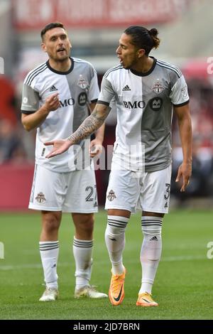 Harrison, New Jersey, États-Unis. 18th juin 2022. Le défenseur du FC de Toronto CARLOS SALCEDO (3) et le défenseur du FC de Toronto SHANE O'NEILL (27) sont vus à la Red Bull Arena à Harrison New Jersey, New York, défaites Toronto 2 à 0 (Credit image: © Brooks Von Arx/ZUMA Press Wire) Banque D'Images